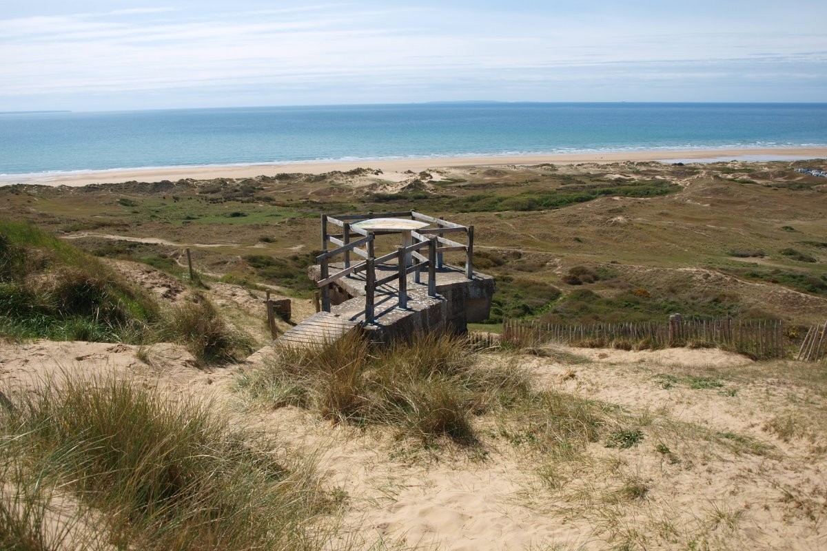 la table d'orientation dans les dunes face à la mer