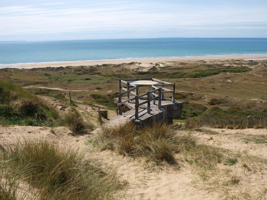 la table d'orientation dans les dunes face à la mer
