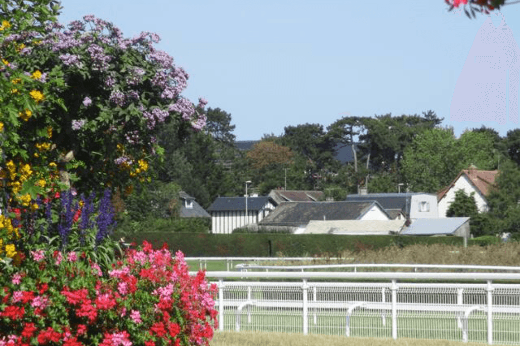 Au pied de l'hippodrome