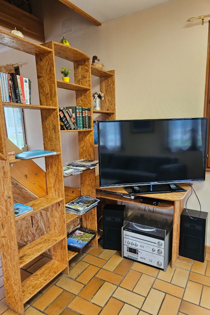 Télévision bibliothèque - Gite Chez Gigi et Michel