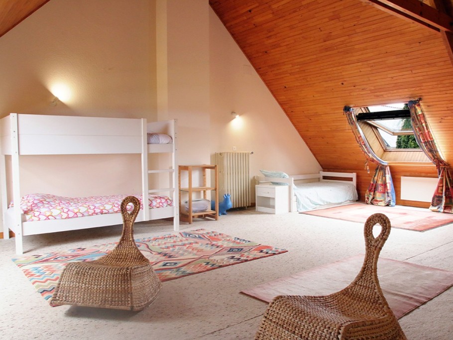 Le dortoir avec 5 couchages simples et 1 lit double