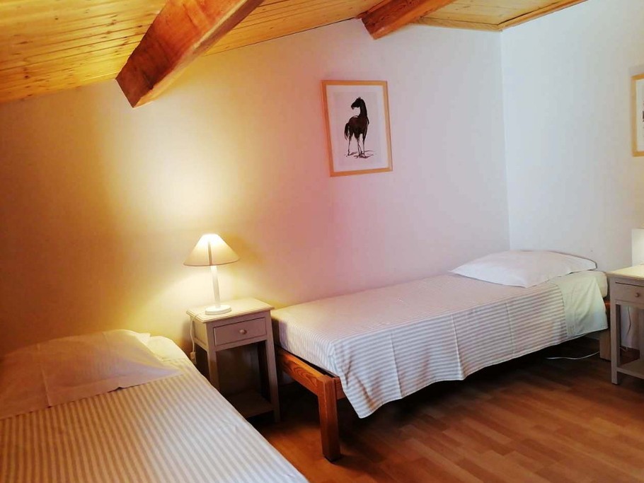 2e chambre avec deux petits lits