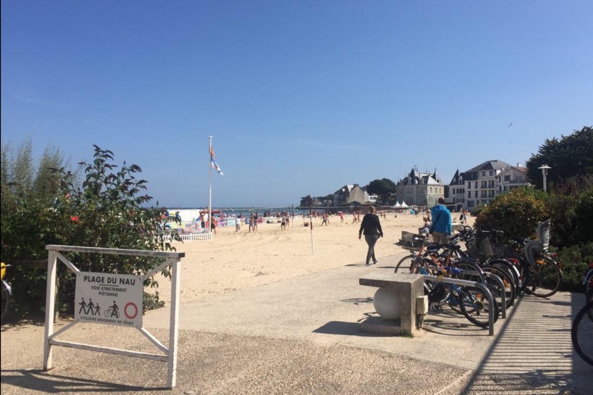 Plage à 15 mn à pied par le port
