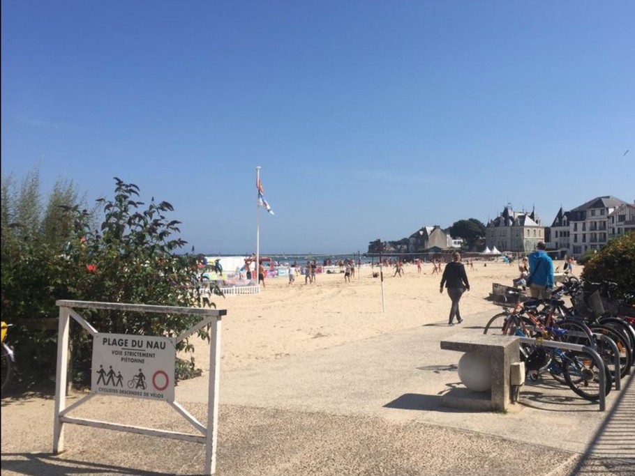 Plage à 15 mn à pied par le port
