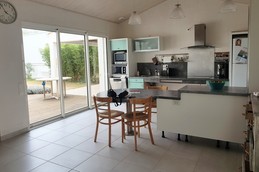 Coin cuisine aménagée vue sur le jardin