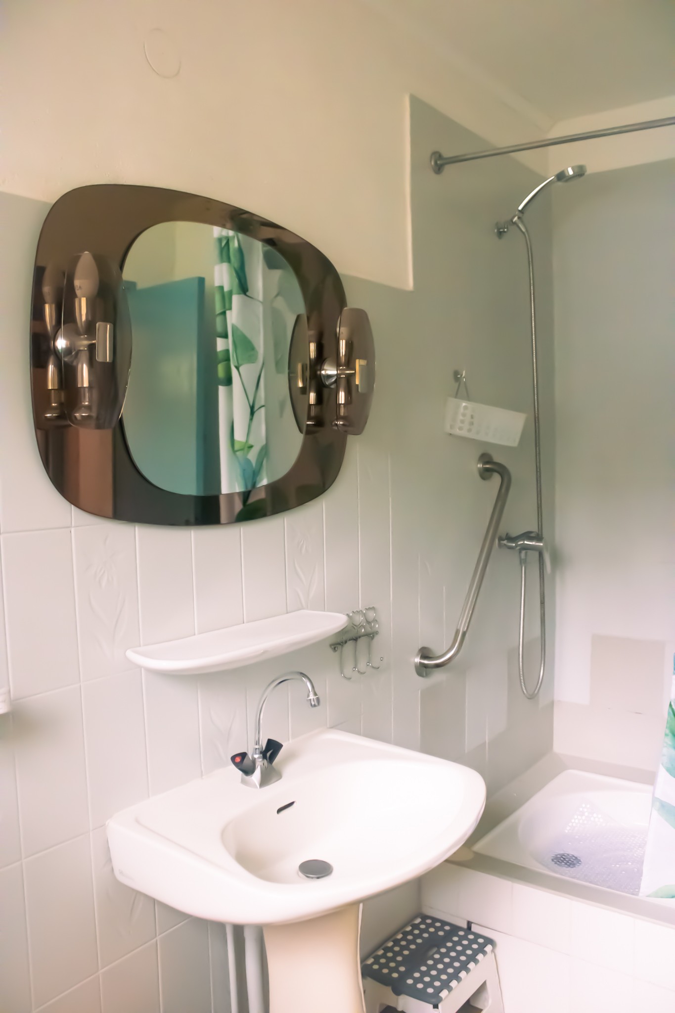 Espace lavabo et coin douche