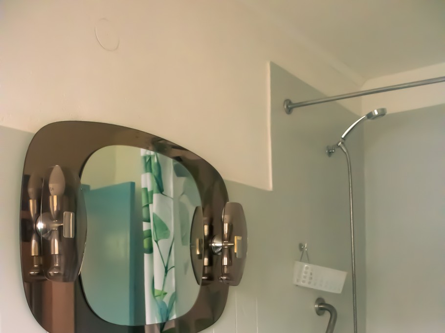 Espace lavabo et coin douche