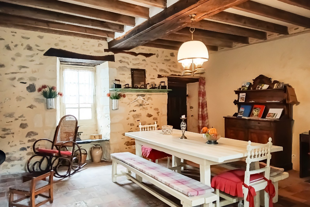 Salle de barbecue (avec cheminée, espace repas, frigo)