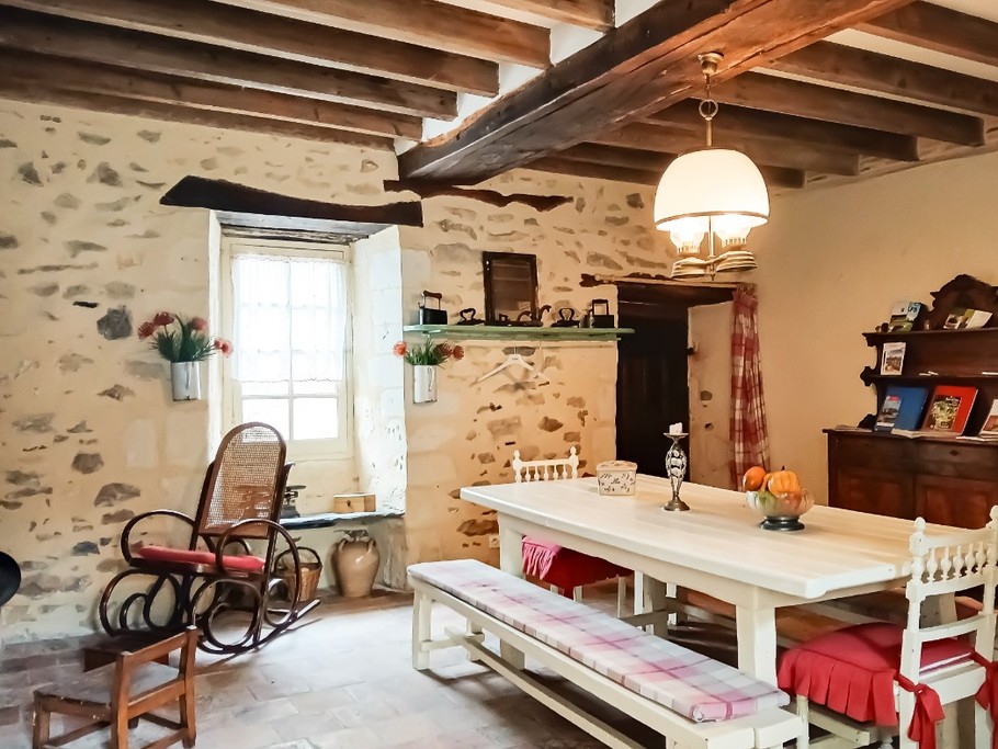 Salle de barbecue (avec cheminée, espace repas, frigo)
