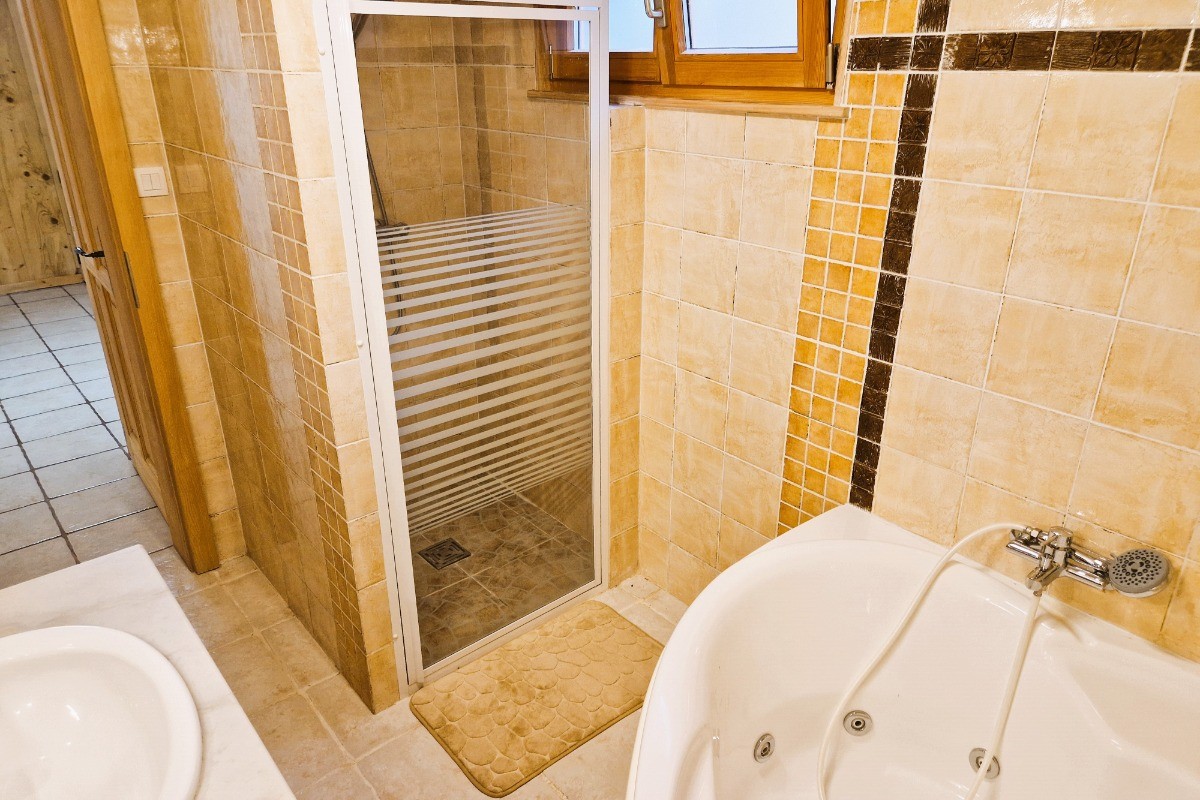 Salle de bains avec baignoire jets et douche en rez-de-jardin - Chalet de montagne au cœur des Vosges - La Bresse