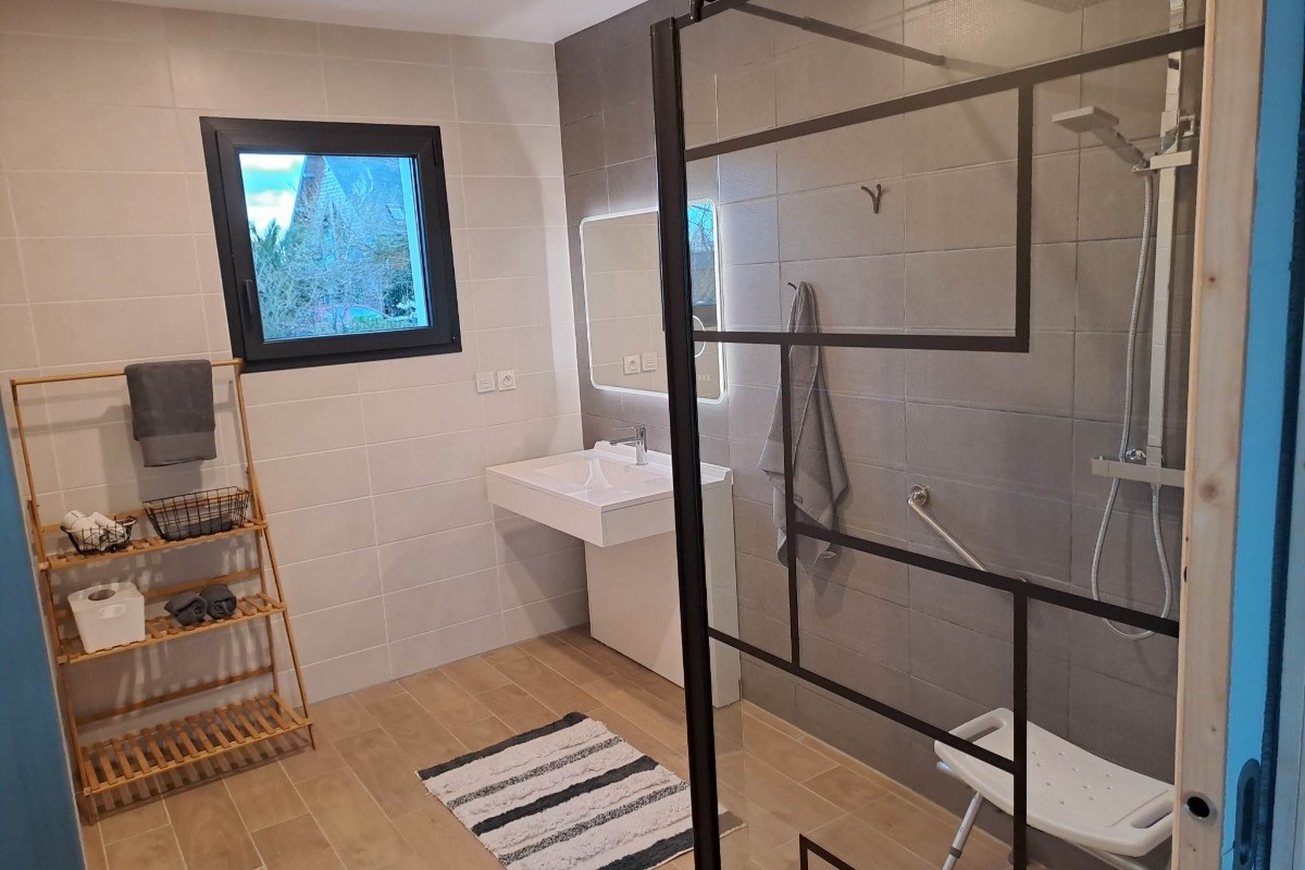 Salle d'eau et sa douche a l'Italienne