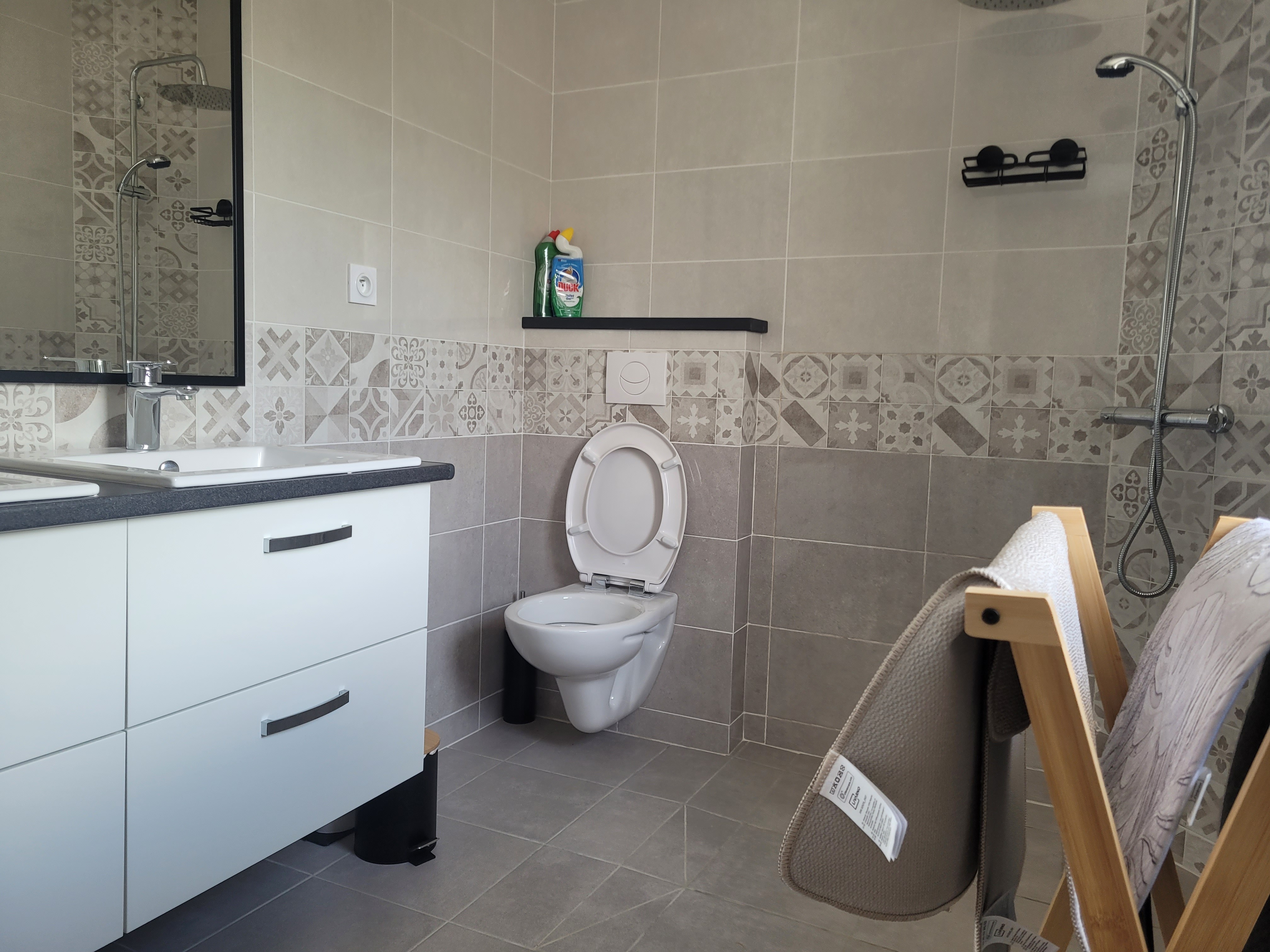 En-suite bathroom with shower and toilet adjoining the ground-floor bedroom
