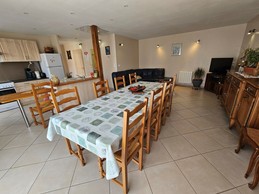 La cuisine, salle à manger et le salon avec télévision et Wifi