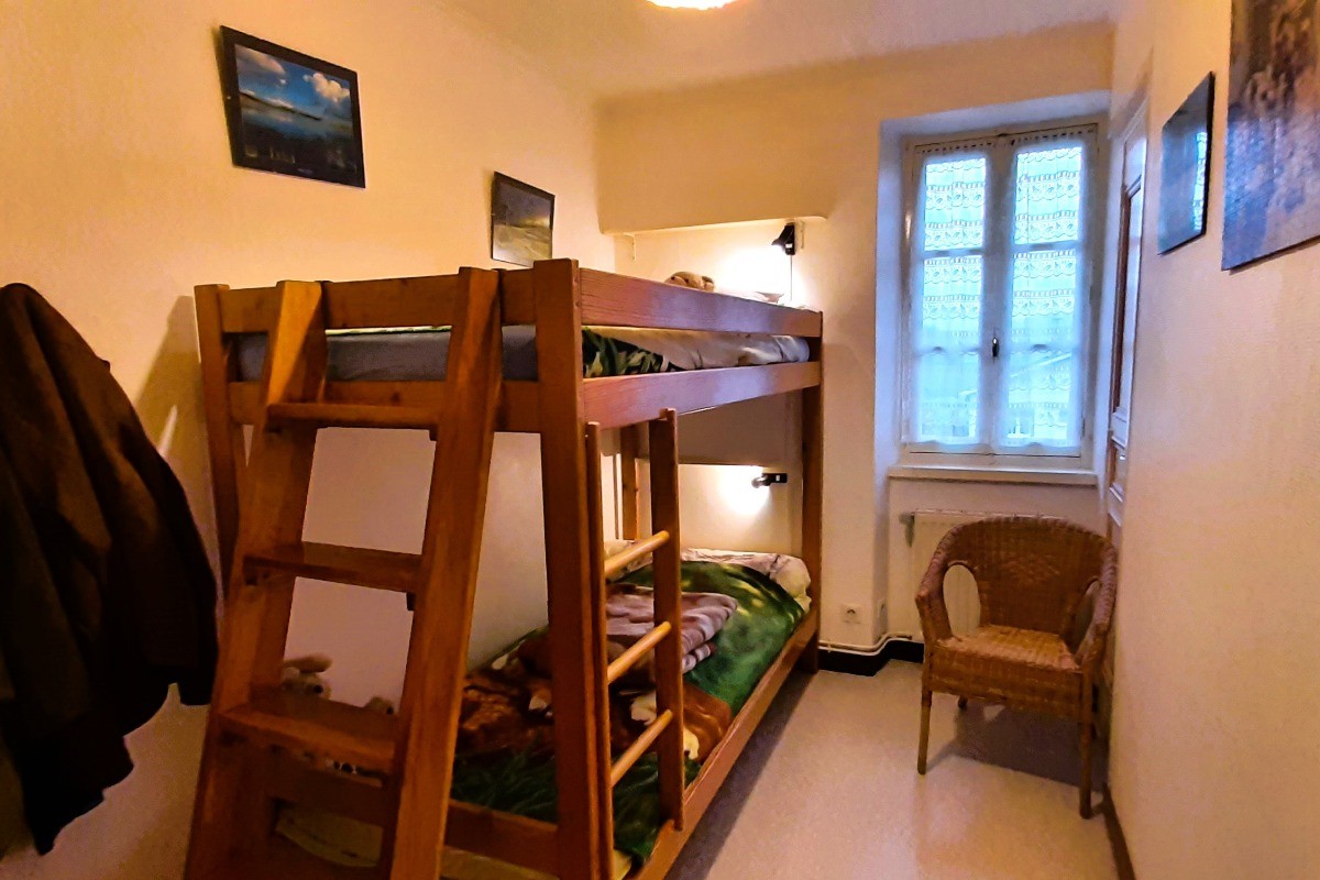 Chambre 2 : 2 lits 1 pers. superposés en 90 cm x 200 cm. Literie en très bon état.