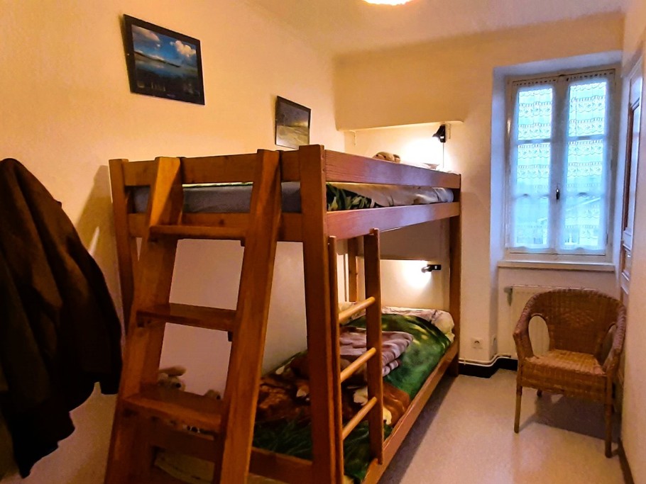 Chambre 2 : 2 lits 1 pers. superposés en 90 cm x 200 cm. Literie en très bon état.