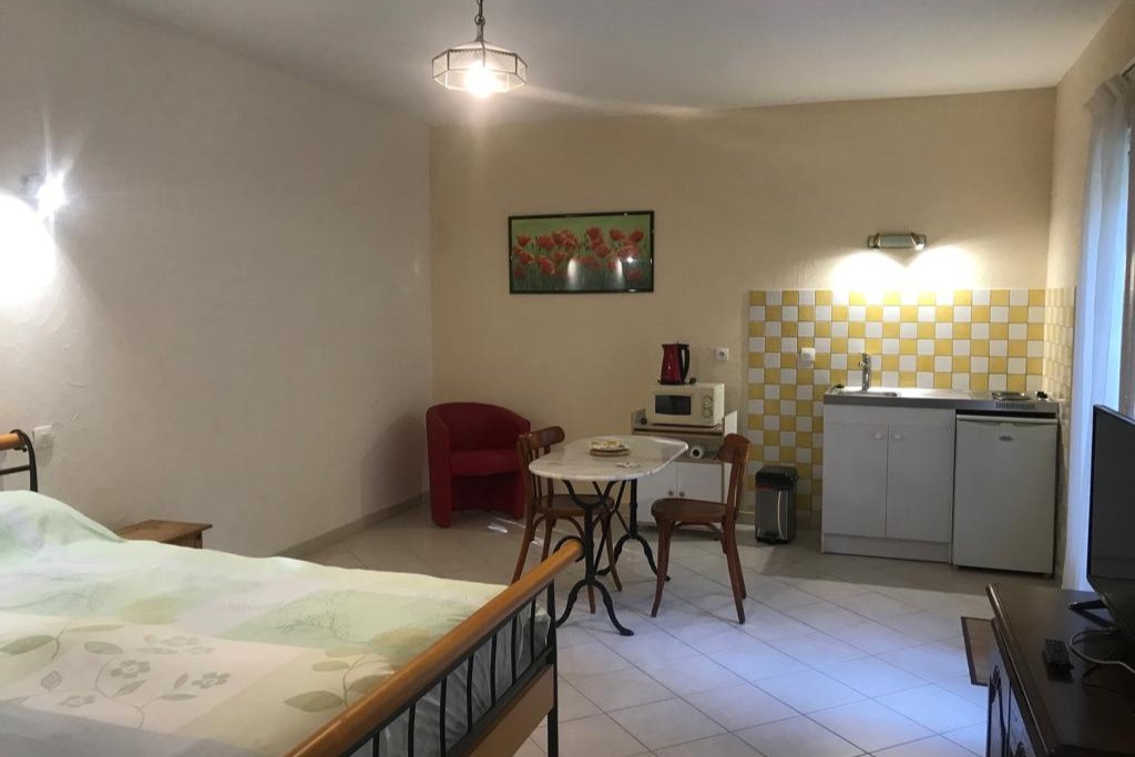 Chambre Pommier à L'Essartille à Dirac en Charente, avec coin repas