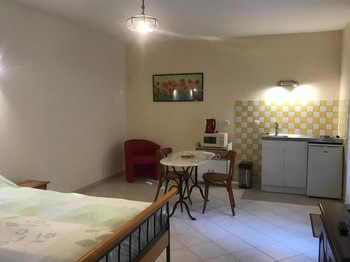 Chambre Pommier à L'Essartille à Dirac en Charente, avec coin repas