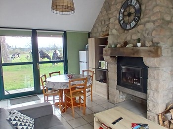 Etang de Farges, Saint Germain près Herment, Chalet vert - Pièce de vie avec cheminée et canapé convertible dans le salon