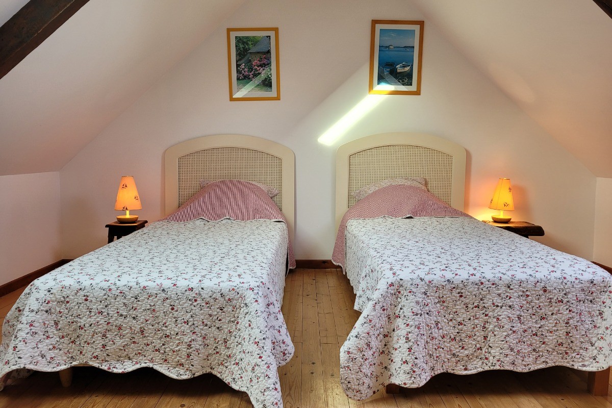 LE BLEIZ Yvon, location "Vue panoramique" située à Paimpol, 3ème chambre à l'étage avec 2 lits simples