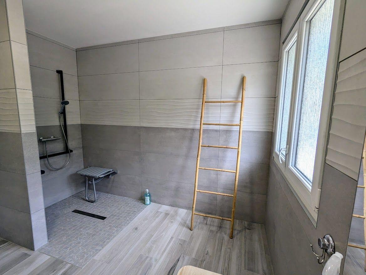 Salle d'eau avec douche italienne - Gîte Chêne à Anould, plain-pied moderne près des lacs et randonnées