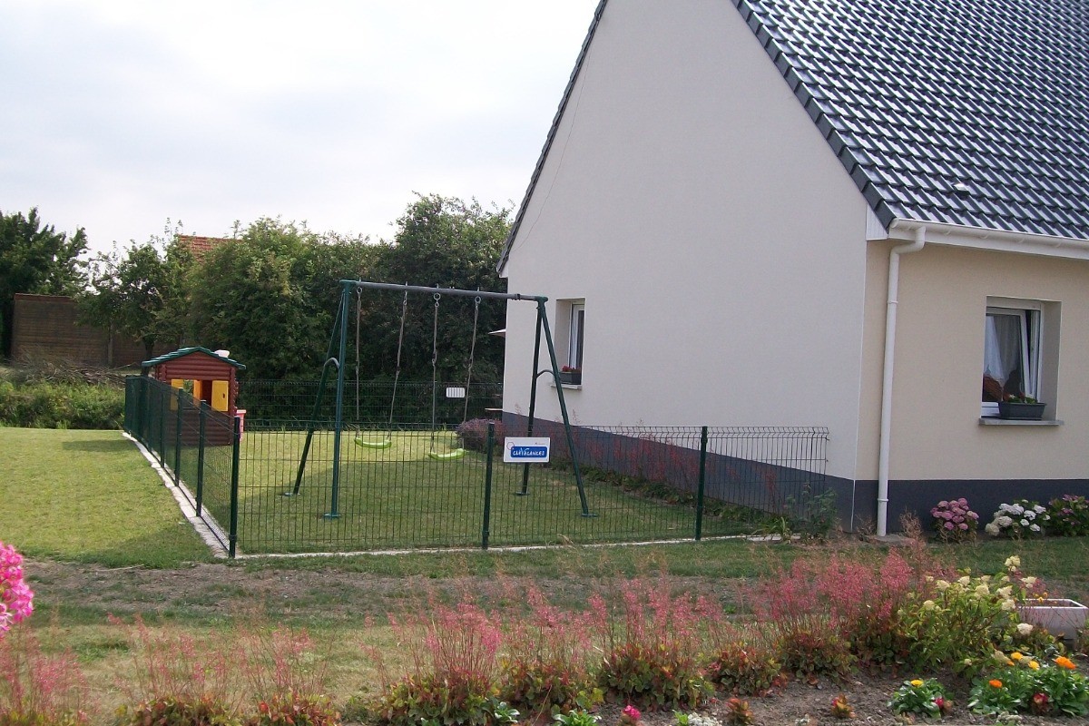 espace jeux avec balançoire et cabane du trappeur