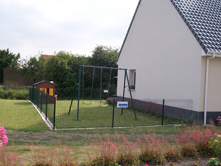 espace jeux avec balançoire et cabane du trappeur