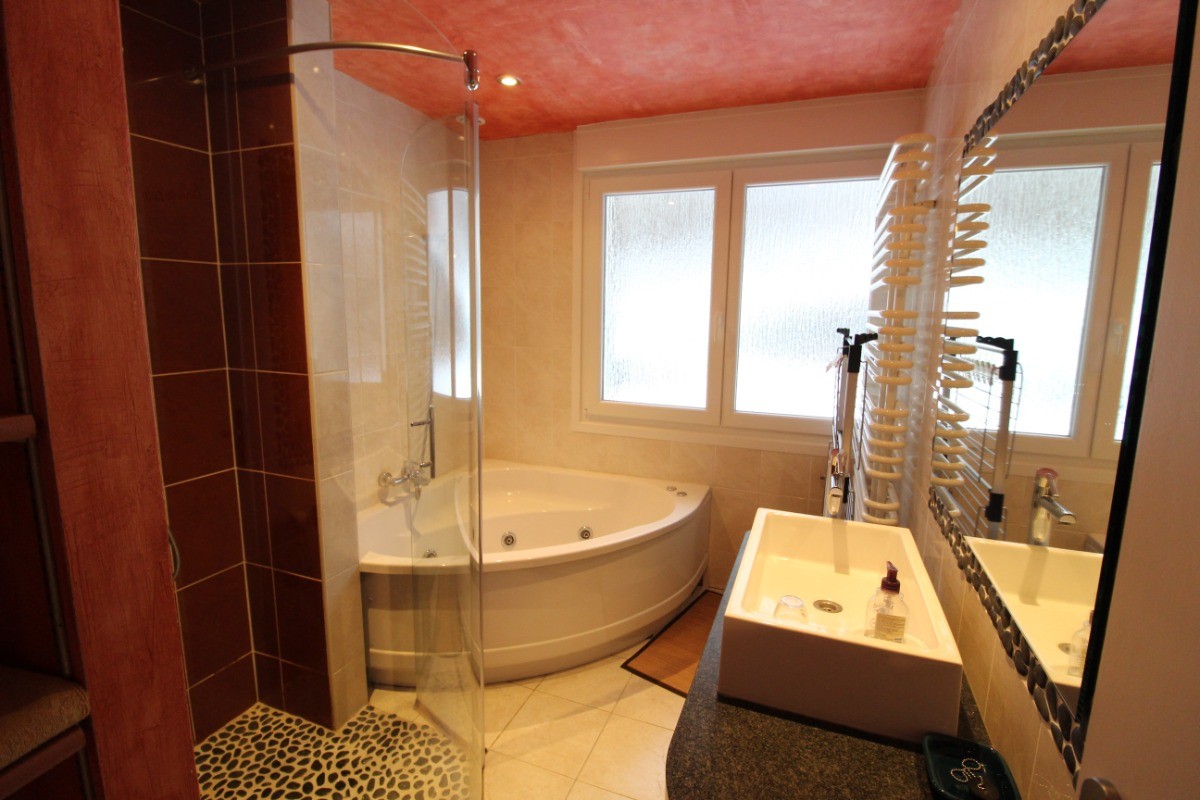 Salle de bains, salle d'eau avec baignoire balnéo - Le Cincle