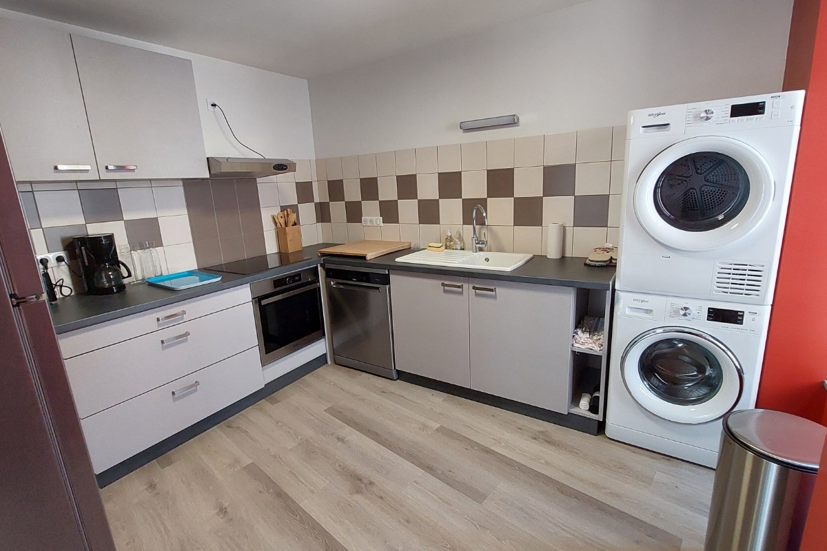 Cuisine avec lave linge et sèche linge