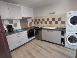 Cuisine avec lave linge et sèche linge