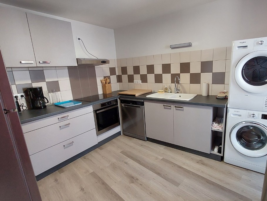 Cuisine avec lave linge et sèche linge