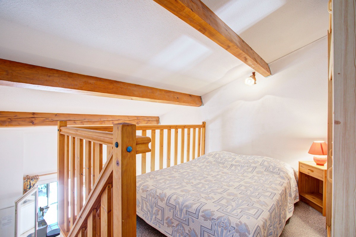Chambre dans mezzanine avec lit 140 cm armoire et chevet. (voir photo)