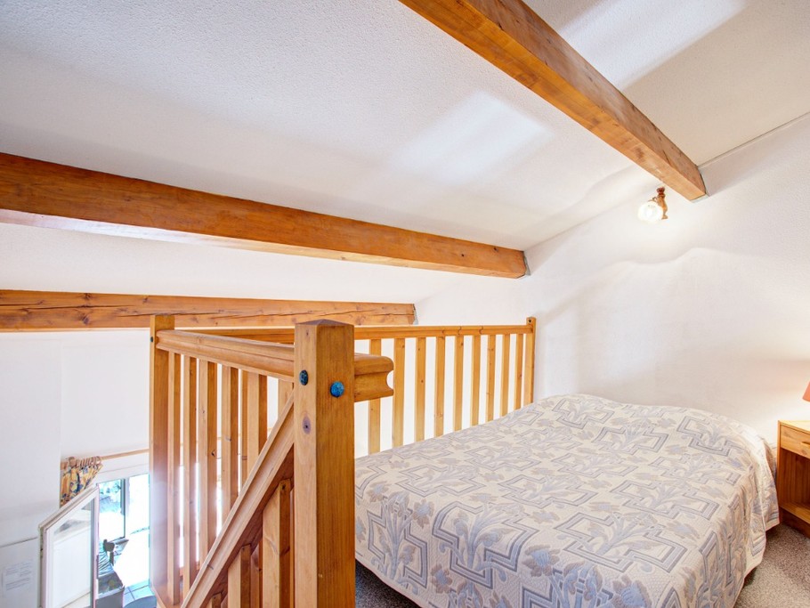 Chambre dans mezzanine avec lit 140 cm armoire et chevet. (voir photo)