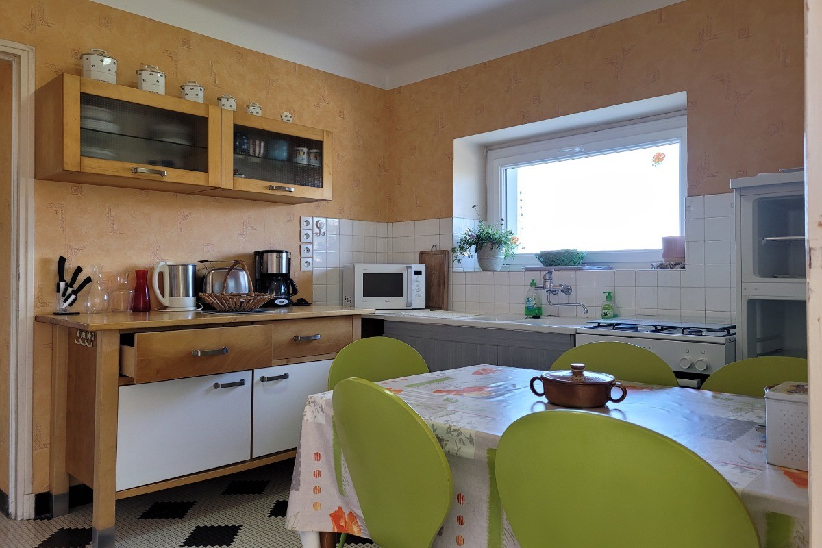 Location Clévacances, Loguivy-de-la-mer, Le Barbu, la cuisine indépendante au RDC avec espace repas