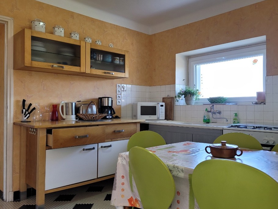 Location Clévacances, Loguivy-de-la-mer, Le Barbu, la cuisine indépendante au RDC avec espace repas
