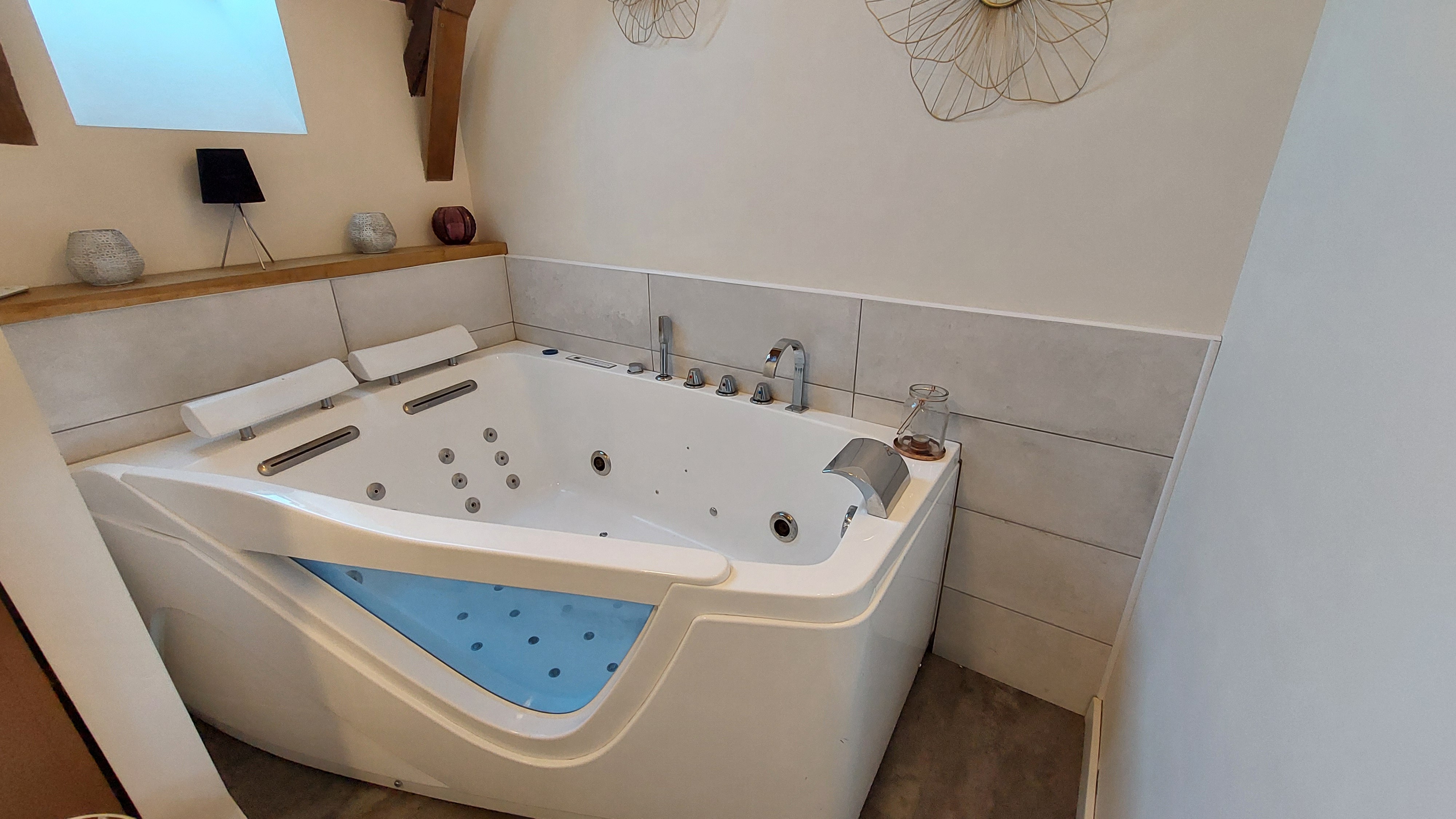 salle de bain privative avec balnéo et douche