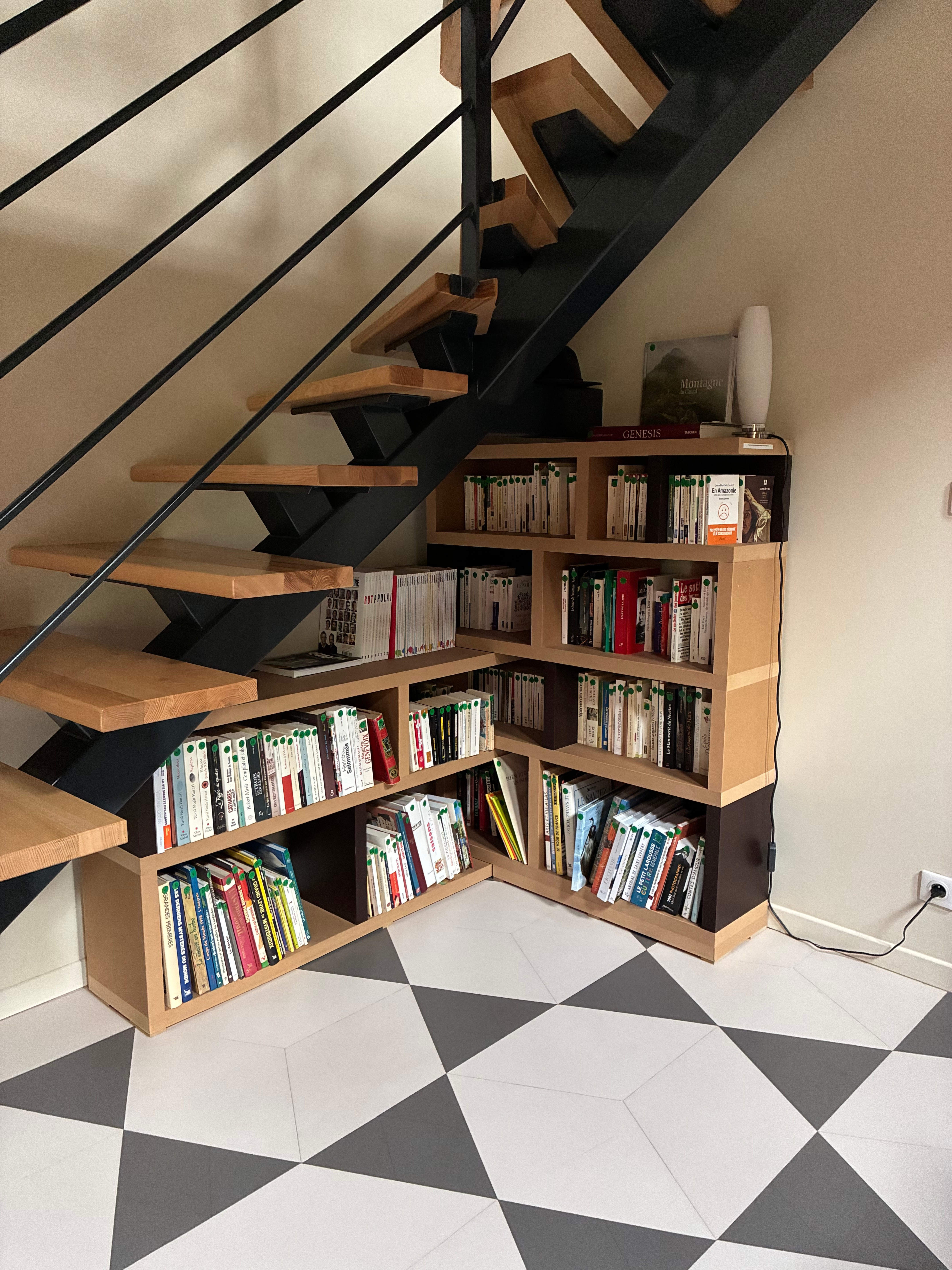 Bibliothèque sous l'escalier 