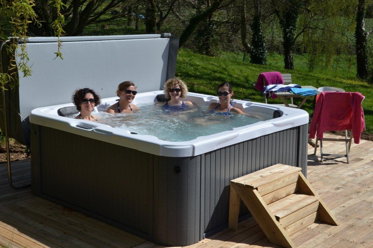 Spa extérieur dans le parc