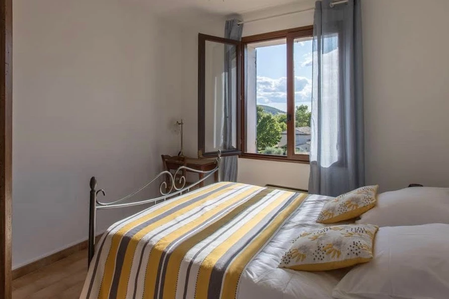 Chambre avec lit double