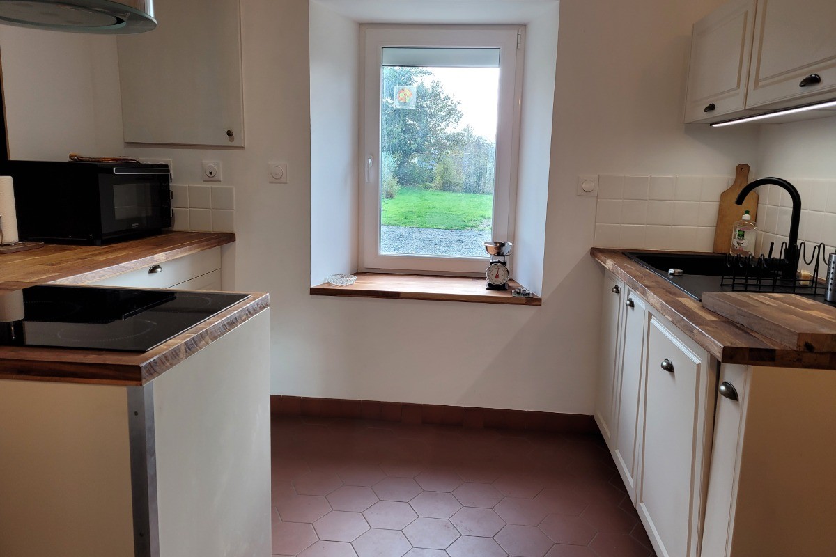Location de vacances, Clévacances, Kerkohann, pièce à vivre au RDC avec espace cuisine
