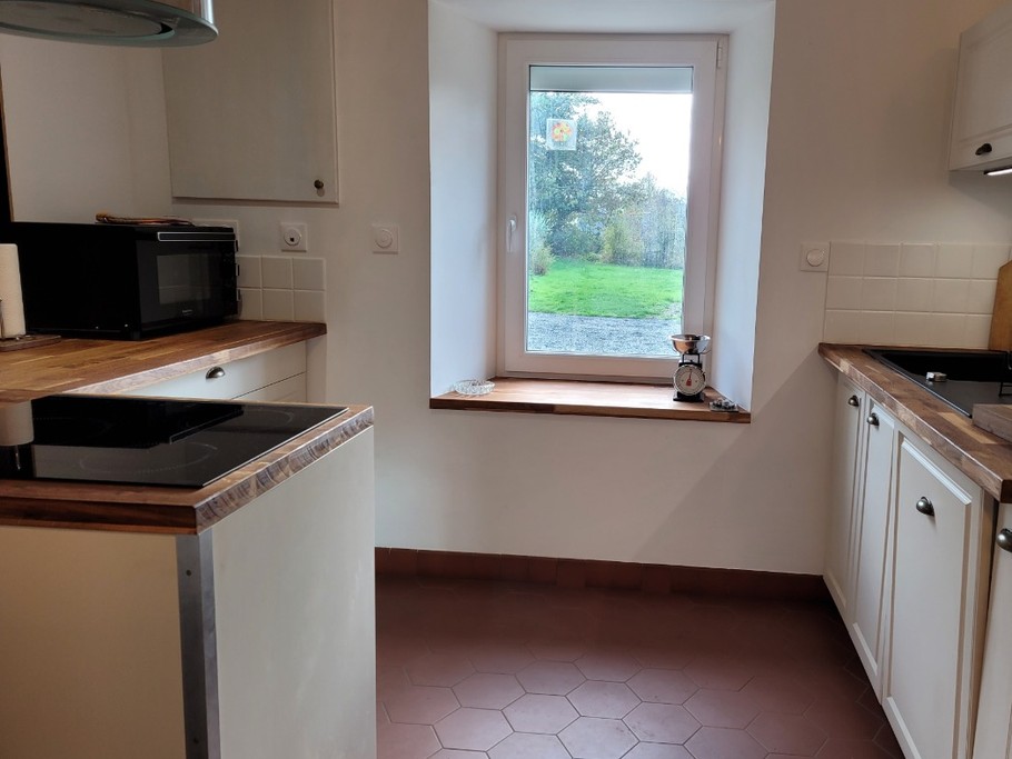 Location de vacances, Clévacances, Kerkohann, pièce à vivre au RDC avec espace cuisine