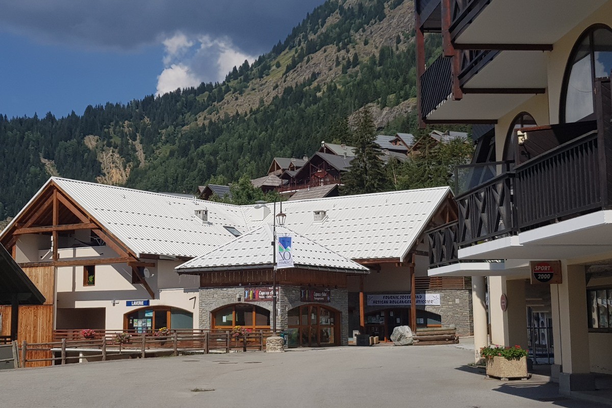 Laverie, espace Ados et boulangerie (1 des 3 de la station en hiver, et 1 des 2 en été), à 10 m de la garderie des tout-petits et à moins de 100 m à pied de l'appartement