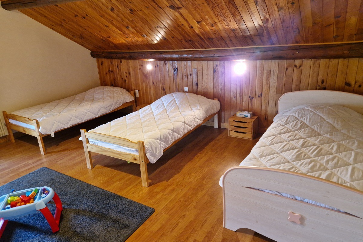 Chambre 2 à l'étage avec 3 lits simples - Gîte Vosgien Chez Capucine et Mirabelle à BELLEFONTAINE 88