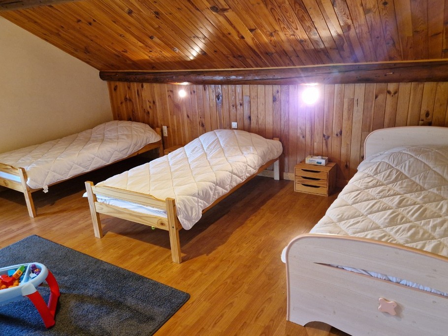 Chambre 2 à l'étage avec 3 lits simples - Gîte Vosgien Chez Capucine et Mirabelle à BELLEFONTAINE 88