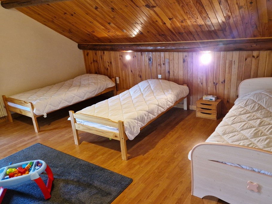 Chambre 2 à l'étage avec 3 lits simples - Gîte Vosgien Chez Capucine et Mirabelle à BELLEFONTAINE 88