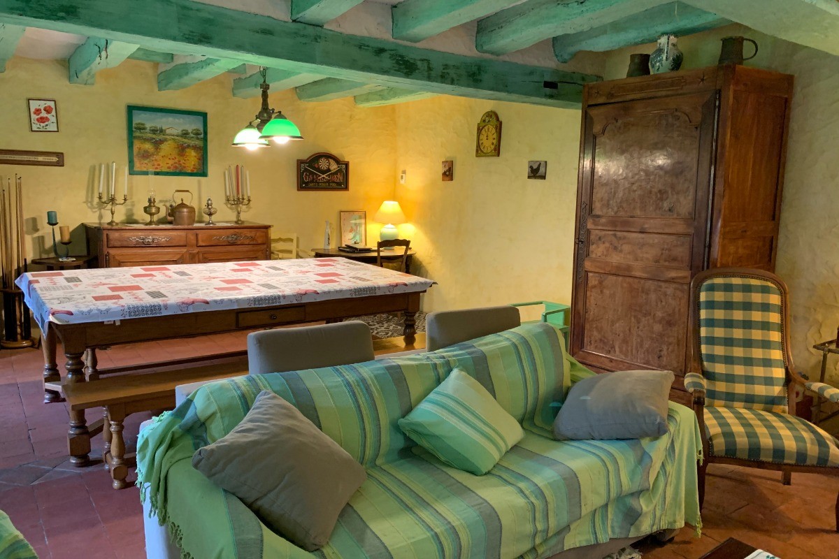 Grand salon de 41 m² avec cheminée en fonctionnement, TV, lecteur DVD, chaine hifi, table pour vos repas mais aussi table de billard et de pétanque. Canapé-lit convertible pour 2 personnes (140x190 cm)