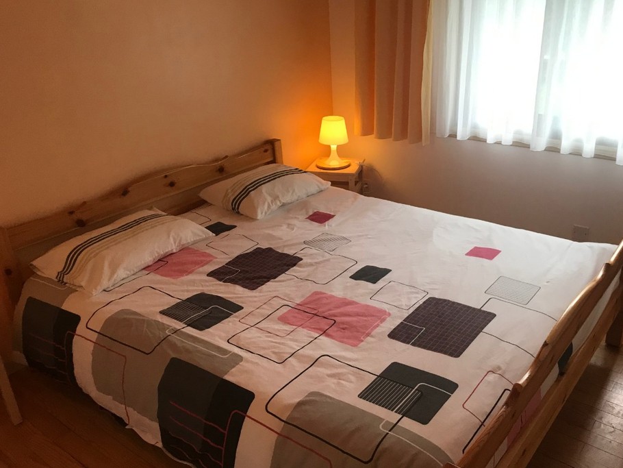 chambre avec lit de 160 x 200, parquet au sol