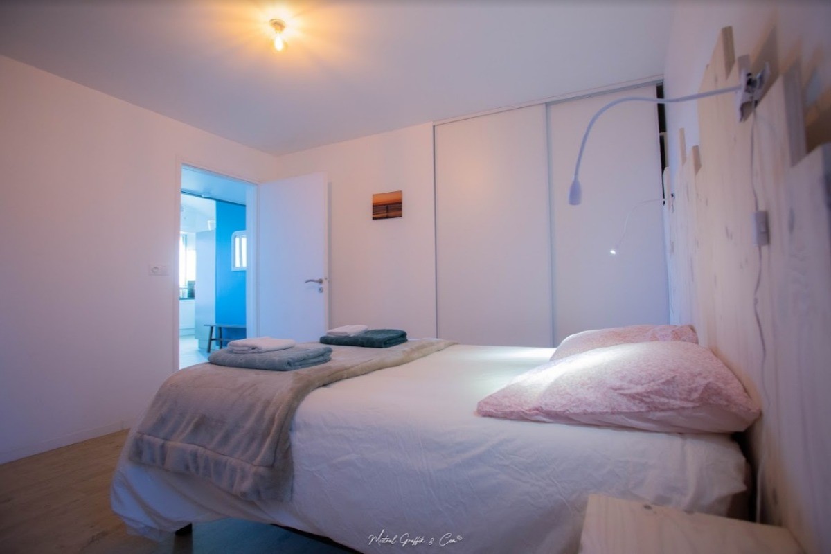 © - @mistralgraffik // AR KAARDI, location de vacances, Trévou Tréguignec, chambre double