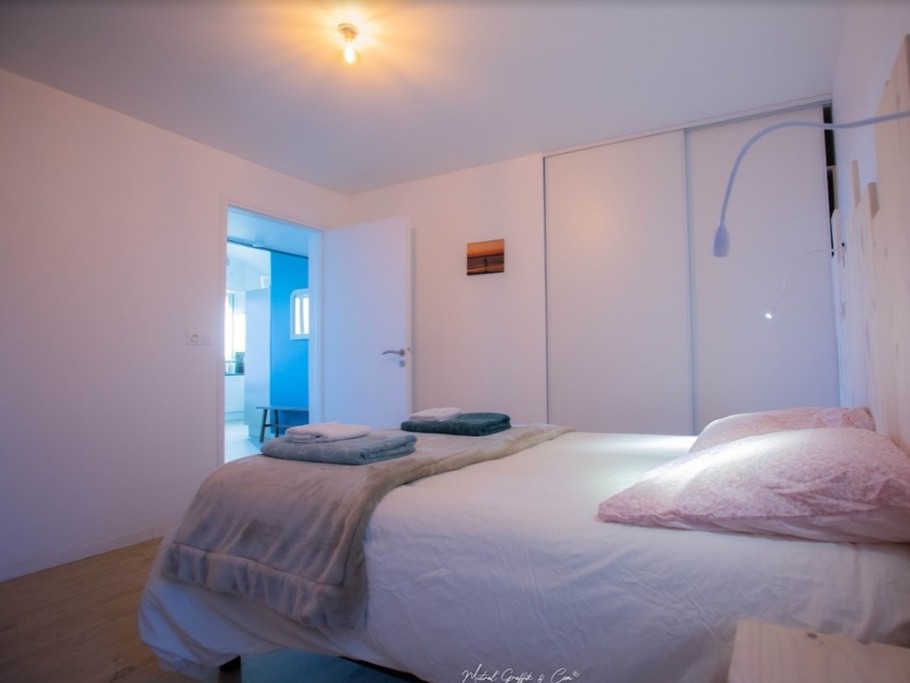 © - @mistralgraffik // AR KAARDI, location de vacances, Trévou Tréguignec, chambre double