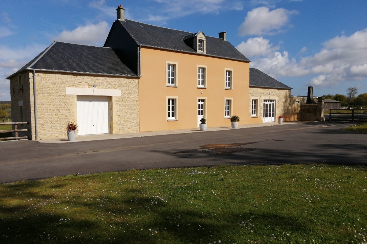 FACADE GITE ET SA COUR