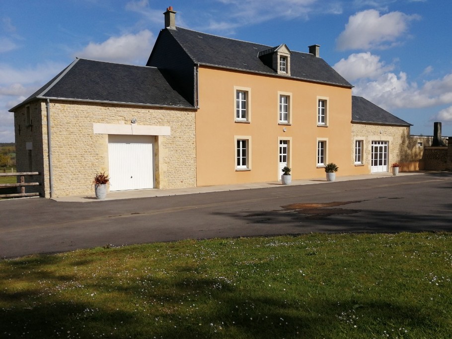 FACADE GITE ET SA COUR